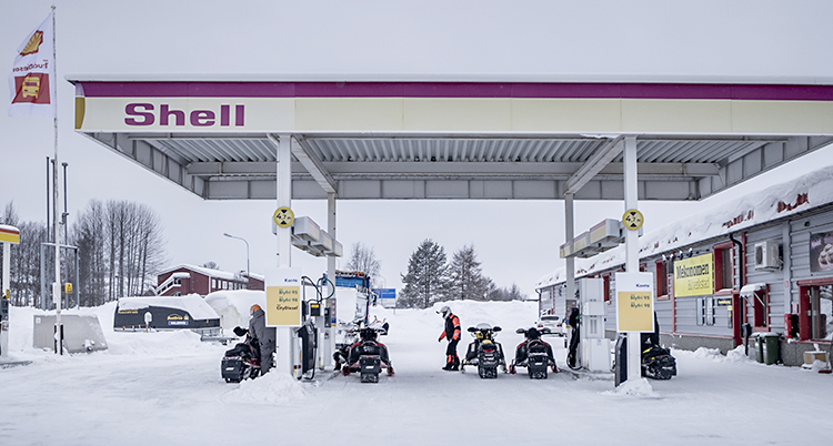 Snöskotrar på en bensinmack.