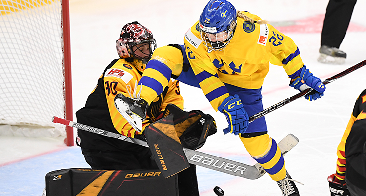 En svensk spelare krockar med Tysklands målvakt