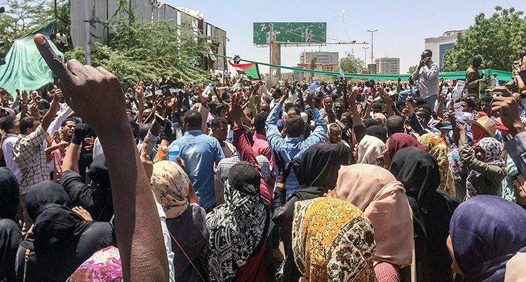 Folk protesterar i landet Sudan.