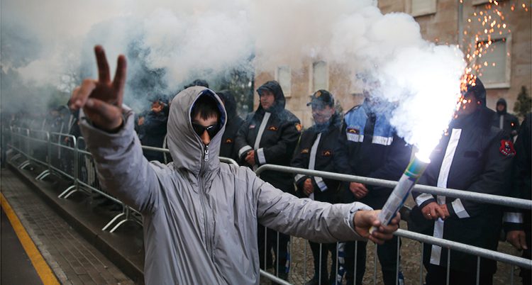 Fok protesterar i Albanien.