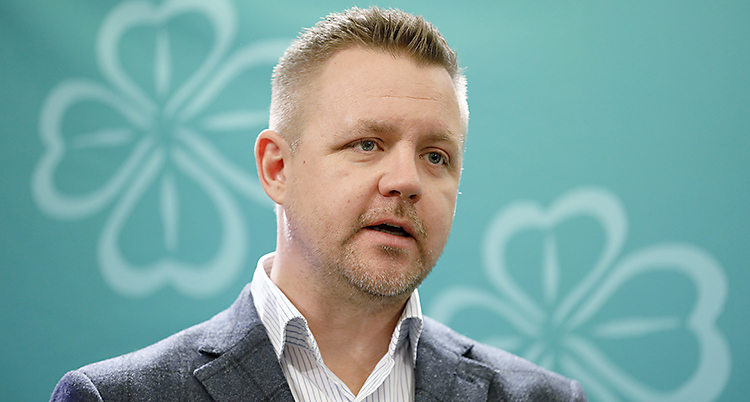 En man med snaggat, ljust hår.
