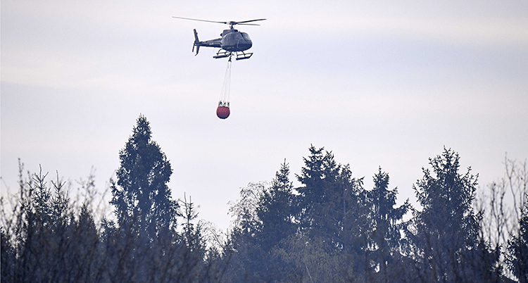 En helikopter släcker en brand