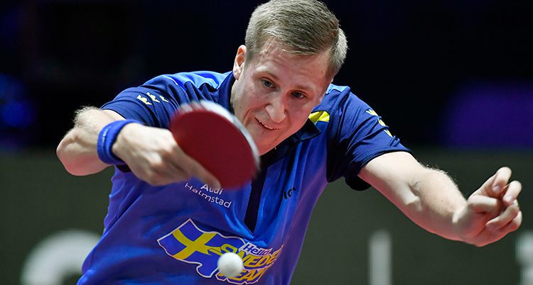 Mattias Falck spelar bordtennis