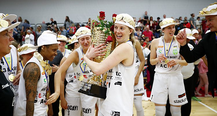 Umeås spelare firar SM-guldet