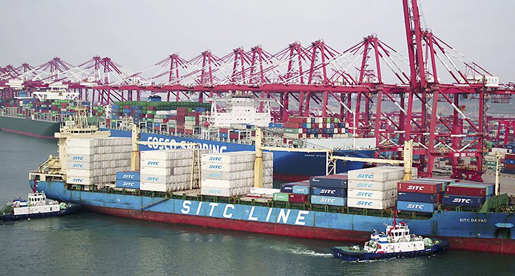En stor båd full med saker i en kinesisk hamn