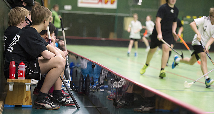 Pojkar som spelar innebandy