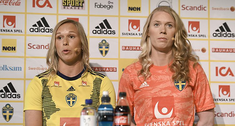Fotbollsspelarna Jonna Andersson och Hedvig Lindahl pratar med journalister.