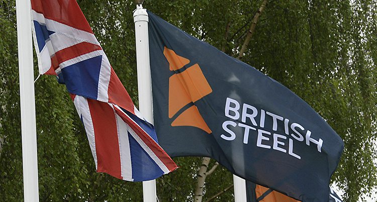 Två flaggor, en är storbritanniens en står det british steel på.