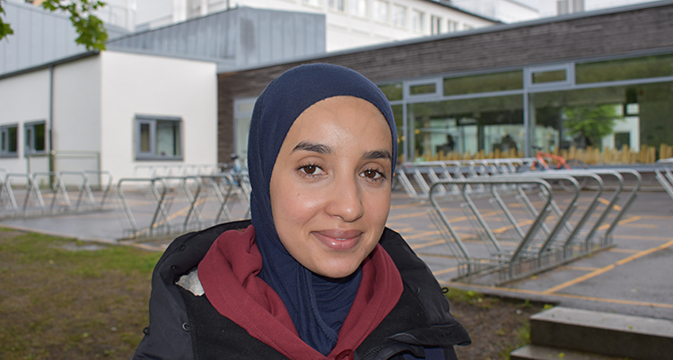 Samira Chaib står utanför en vallokal i Stockholm.