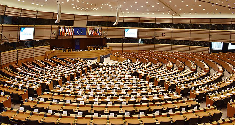 Stolarna i Europaparlamentet i Bryssel står i halvcirklar