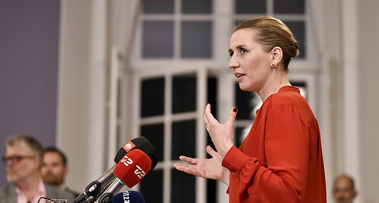 Mette talar framför en mikrofon