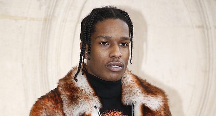 Rapparen Asap Rocky med en jacka med päls.
