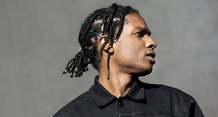 Asap Rocky på scen under en konsert. Han har en svart skjorta på sig.