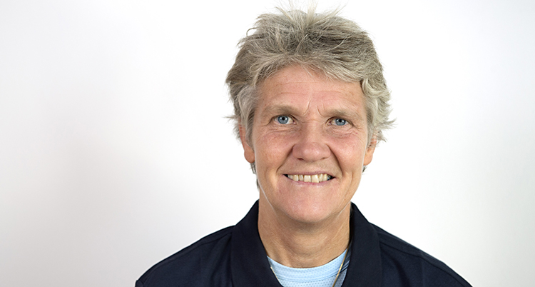 Pia Sundhage ler och tittar rakt in i kameran.