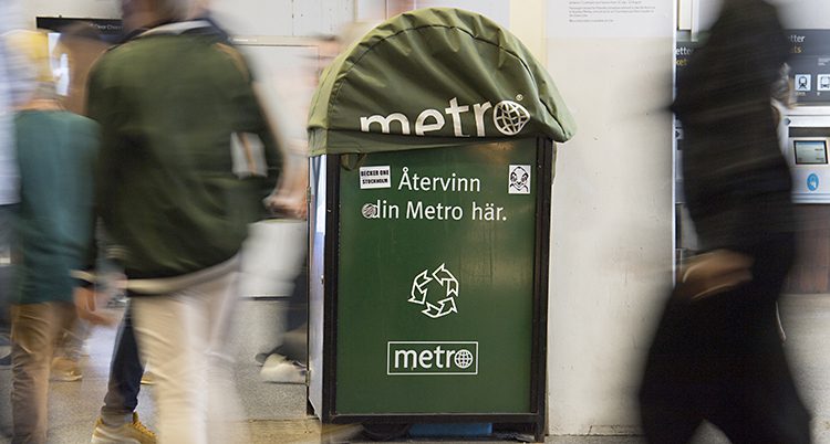 En återvinningsstation för tidningen Metro i tunnelbanan.