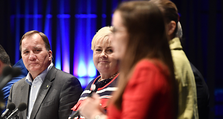 Några statsministrar runt ett bord. Bara Löfven och Solberg syns tydligt. De ser lite nöjda ut.