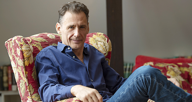 David Lagercrantz sitter i en fåtölj