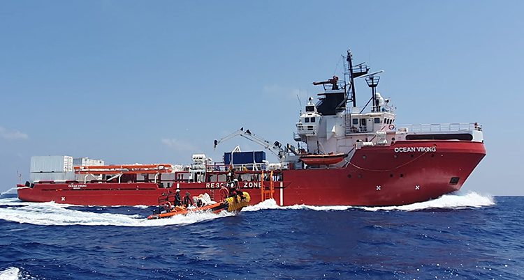 Ett rött fartyg ses från sidan