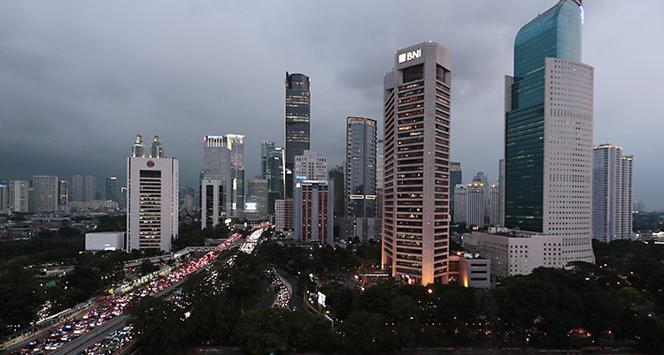 Mörka moln över höga hus i Jakarta.
