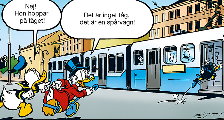 En serieruta med Kalle Anka och farbror Joakim. De springer mot en spårvagn. Magica de Hex hoppar på spårvagnen.