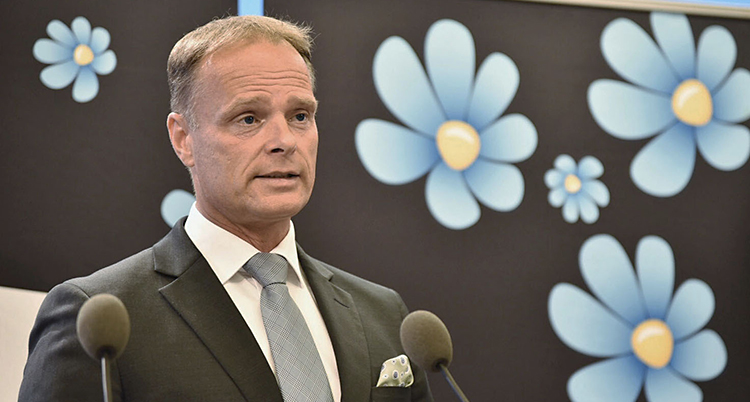 Stefan Jakobsson står framför en väg med Sverigdeokraternas symbol.