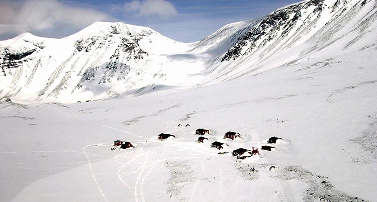 Tarfala i Kebnekaises fjäll är täckta av snö.