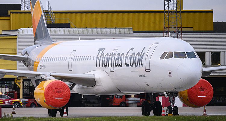 Ett flyg från Thomas Cook står parkerat på en flygplats.
