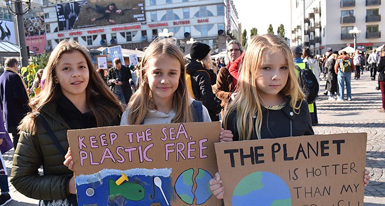 Sonia Brunnberg Urey, Iris Hildén och Elba Lissbol strejkar för klimatet.