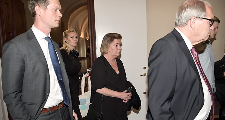 Katarina Söderberg går in i rättssalen.