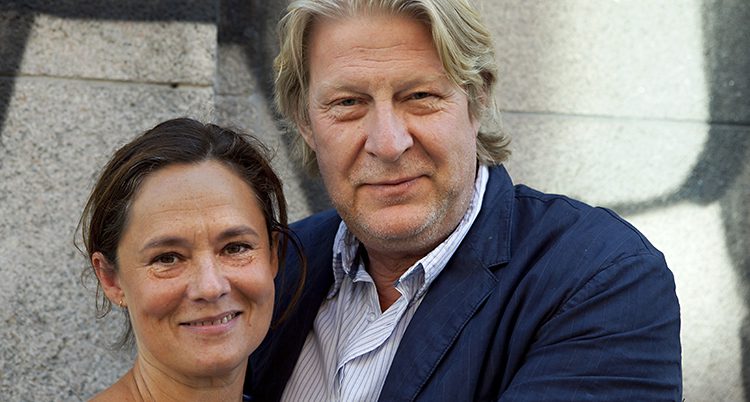 Pernilla August och Rolf Lassgård kramar om varandra o tittar in i kameran.