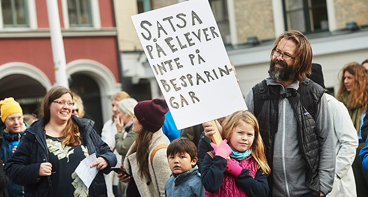 Ett barn har plakat med texten: Satsa på elever, inte på besparingar