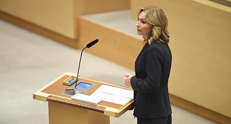 Ebba Busch Thor har svart kavaj när hon pratar i riksdagen