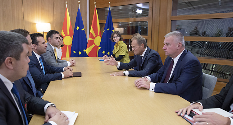 Flera personer sitter vid ett bord. EUs ordförande Donald Tusk pratar med Nordmakedoniens ledare Zoran Zaev.