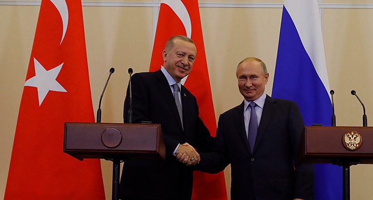 Erdogan skakar hand med Putin.