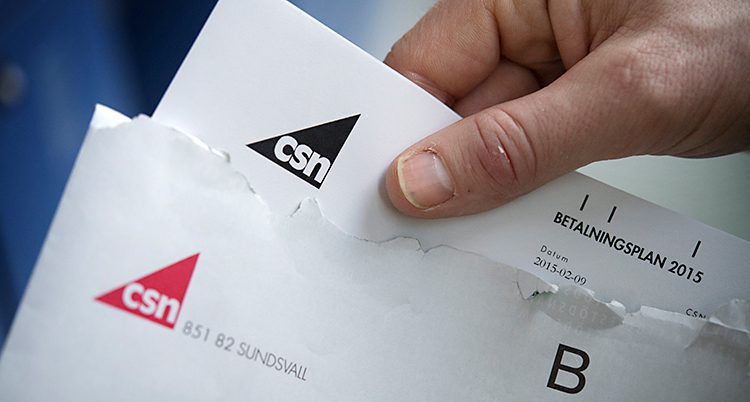 En hand håller i ett vitt kuvert som det står CSN på.