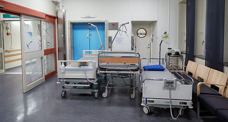 Ett rum på ett sjukhus. Tre sjukhussängar står i rummet.