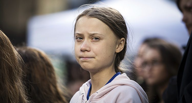 Greta Thunberg ser bestämd ut.