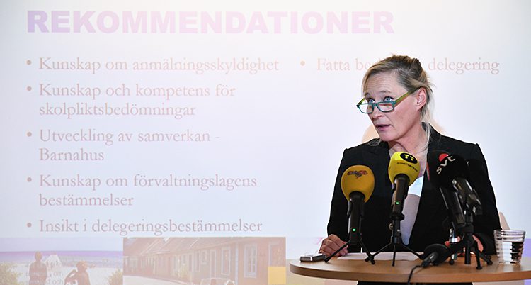 Vikström framför en powerpoint med rekommendationer för kommunen.