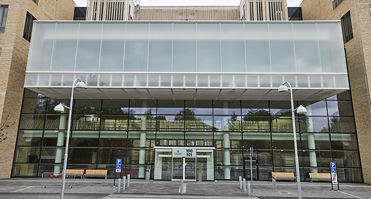 En bild på ingången till Akademiska sjukhuset i Uppsala.