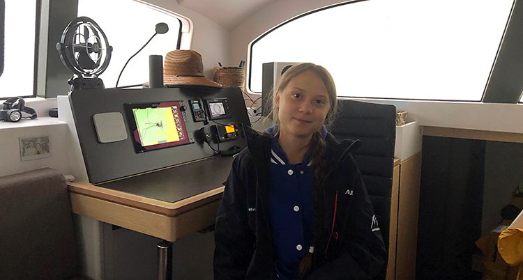 16-åriga Greta Thunberg inuti ett rum på en båt. I bakgrunden syns bland annat en skärm och andra instrument som används i båten.