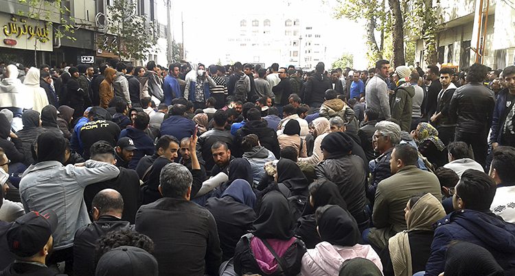 Folk protesterar mot att regeringen har höjt priset på bensin i landet Iran.