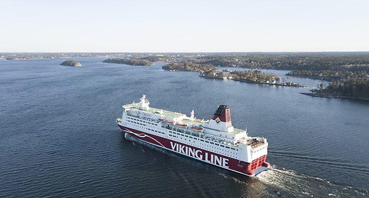 En stor båt åker på havet. Det står Viking Line på den.
