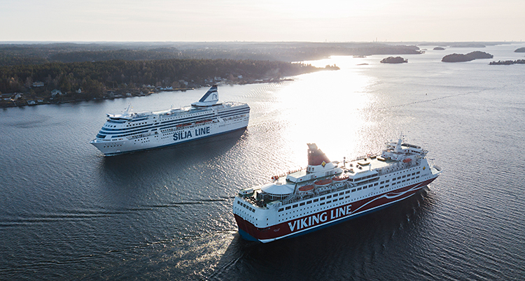 En bild som är tagen från luften. Den visar två stora Finlandsfärjor i Stockholms skärgård.