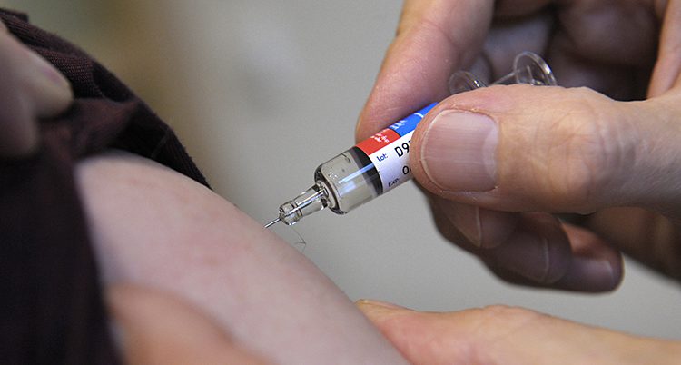 En person får en spruta med vaccin mot influensa.