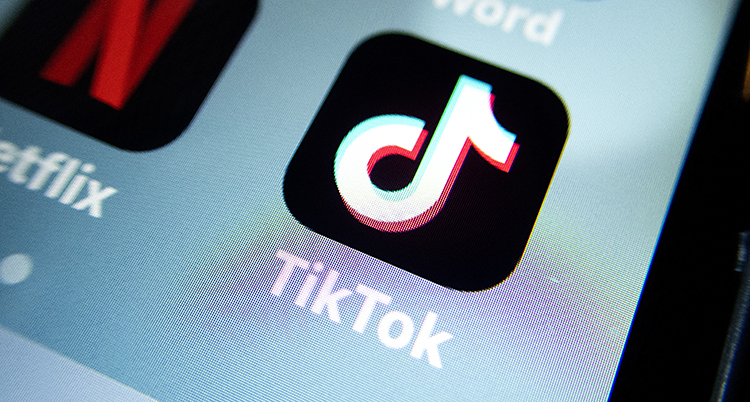 Så här ser appen Tiktok ut i mobilen. En vit symbol med svart bakgrund. Under står det Tiktok.