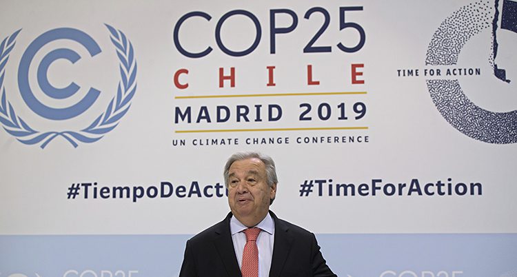 Han står framför en vägg med orden COP25 Madrid 2019