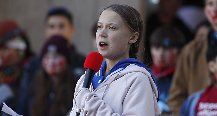 En ung flicka pratar i mikrofon