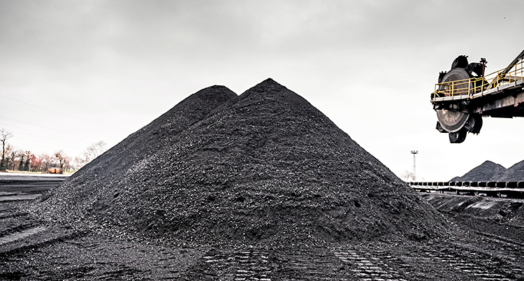 Svart kol i en pyramid