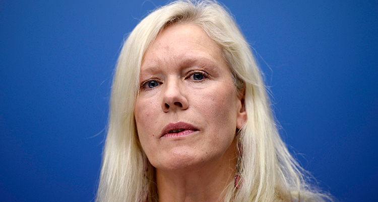 Anna Lindstedt på en pressträff år 2013. Hon har långt blont hår. Hon står framför en blå vägg.