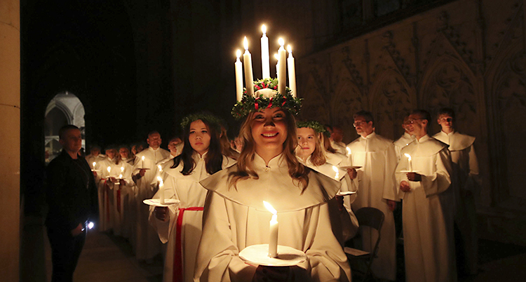 En lucia med ljus i håret.